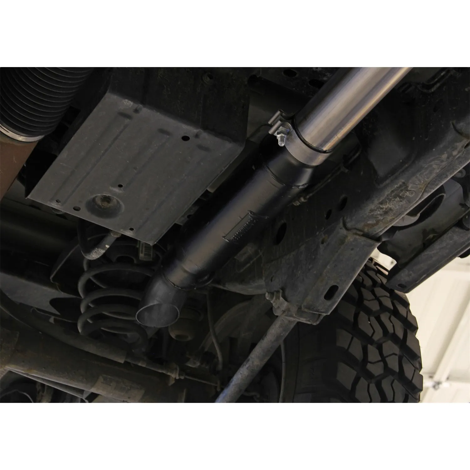 Flowmaster Outlaw Cat-Back Exhaust System - 3 in Diameter - 3 in Black Tip - Jeep Wrangler 2007-18